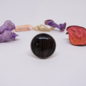 Bague ajustable en acier inoxydable avec cabochon noir à lignes dorées