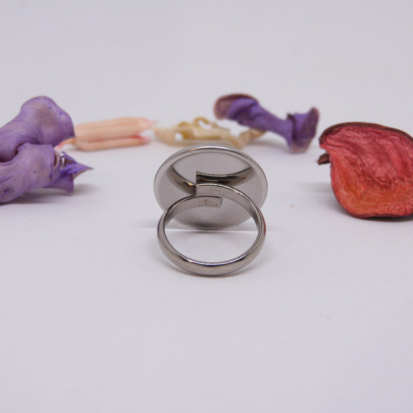 Bague ajustable en acier inoxydable avec cabochon noir à lignes dorées
