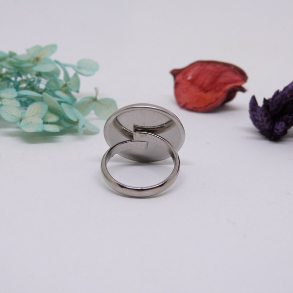 Bague en acier inoxydable ajustable avec cabochon à lignes