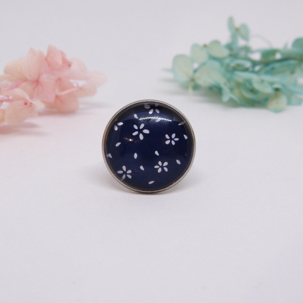 Bague ajustable bleu à fleurs blanches