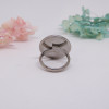 Bague ajustable bleu à fleurs blanches
