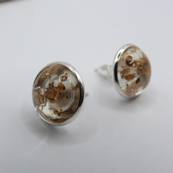 Puces d'oreilles argentées avec des paillettes dorées