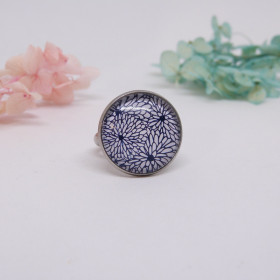Bague ajustable à fleurs blanches et bleues