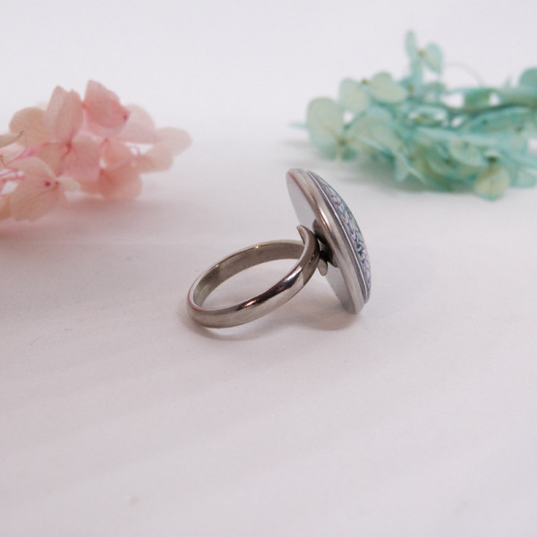 Bague ajustable à fleurs blanches et bleues
