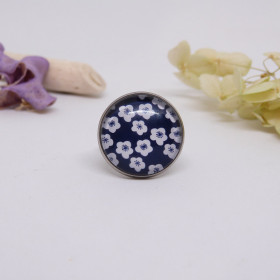 Bague ajustable bleue à fleurs blanches