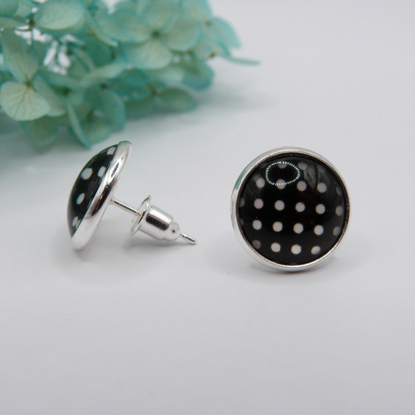 Puces d'oreilles noires à pois
