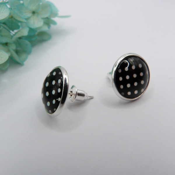 Puces d'oreilles noires à pois