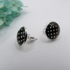Puces d'oreilles noires à pois