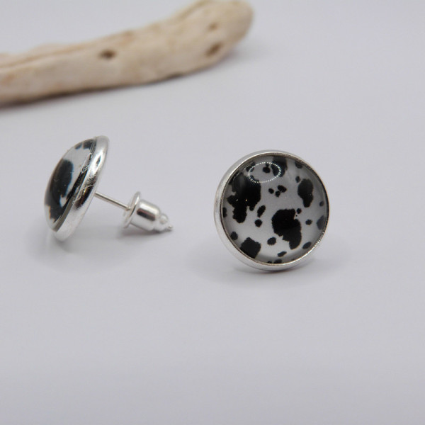 Puces d'oreilles noires et blanches motif vache