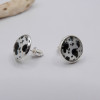 Puces d'oreilles noires et blanches motif vache