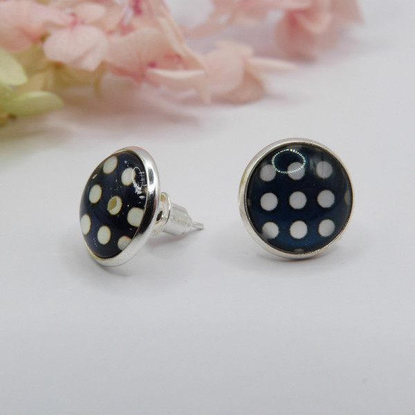 Puces d'oreilles bleues à pois blancs