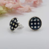 Puces d'oreilles bleues à pois blancs
