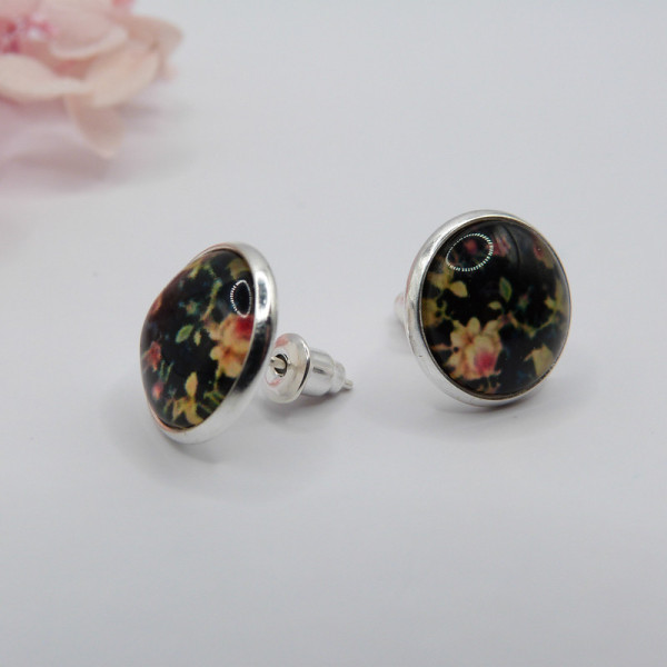 Puces d'oreilles à fleurs