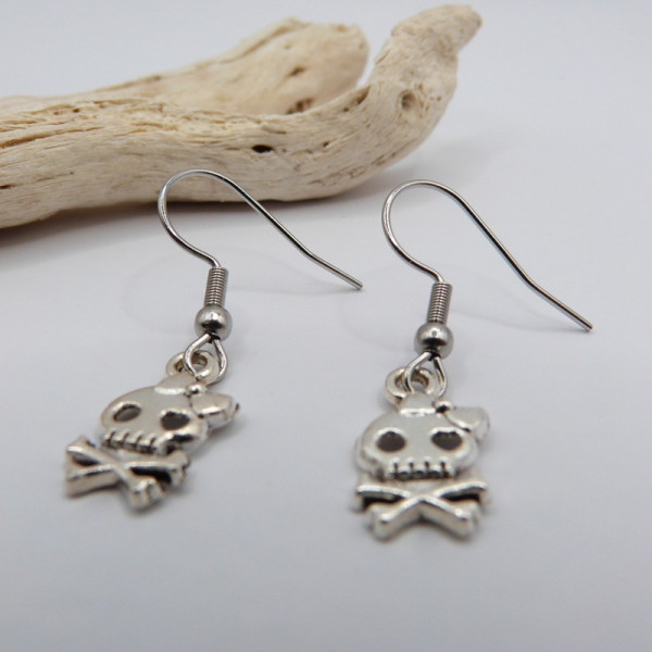 Boucles d'oreilles argentées tête de mort