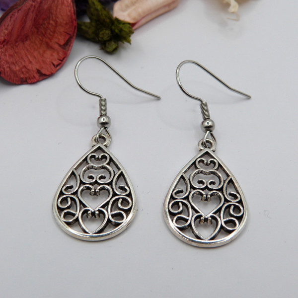 Boucles d'oreilles argentées goutte d'eau avec des coeurs