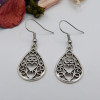 Boucles d'oreilles argentées goutte d'eau avec des coeurs