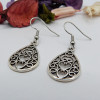 Boucles d'oreilles argentées goutte d'eau avec des coeurs