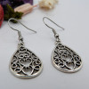Boucles d'oreilles argentées goutte d'eau avec des coeurs