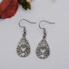 Boucles d'oreilles argentées goutte d'eau avec des coeurs