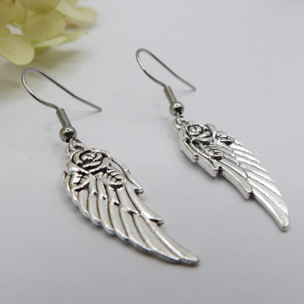 Boucles d'oreilles argentées aile d'ange avec une rose