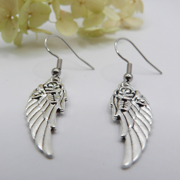 Boucles d'oreilles argentées aile d'ange avec une rose